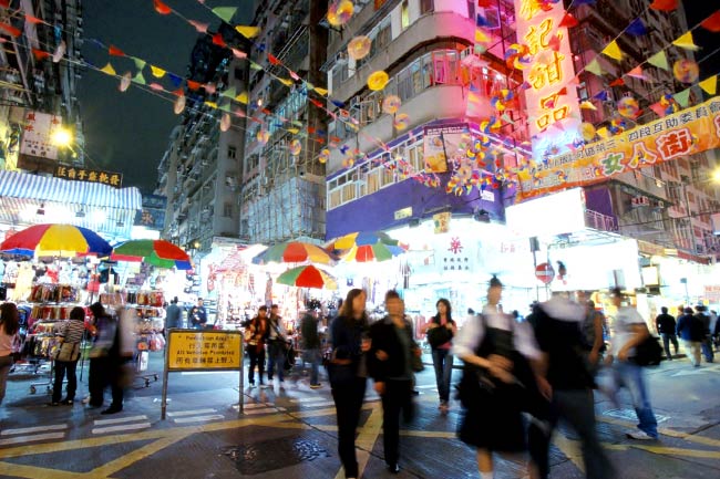 Photo de nuit du marché de Wan Chai à Hong Kong.