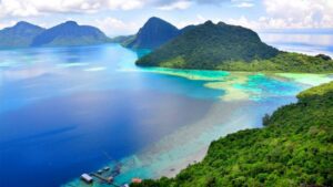 Vue en plongée de l'île de Sargao aux Philippines.