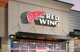 Facde du magasin de chaussures red wings shoes. une aile ouge et écris en lettre blanche