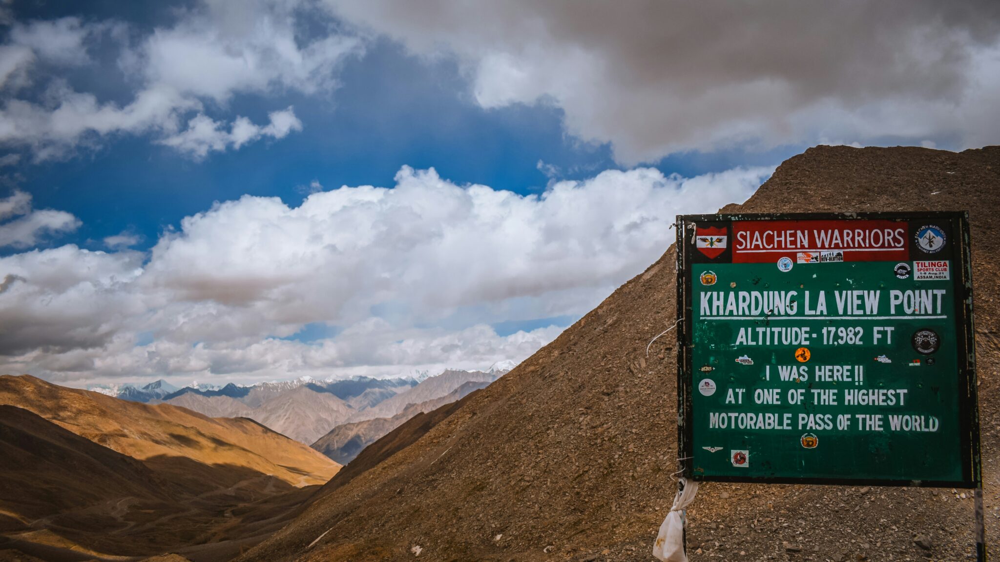 Le col de Khardung La avec son panneau.