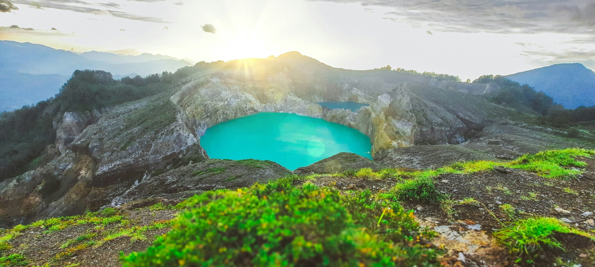 Vue panoramique du Lac Kelimutu au coucher de soleil.