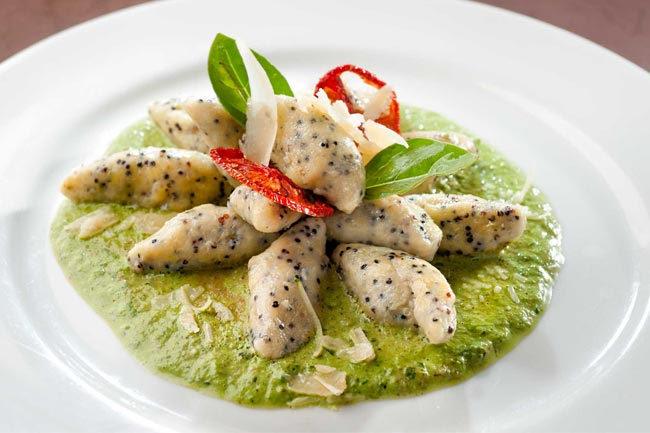 Zoom sur le plat spécialité du restaurant ZigZag : poisson cuits sur pierre de lave accompagnés de quinoa au pesto.