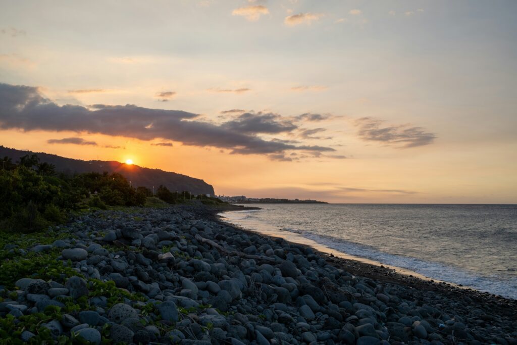 Coucher de soleil à la plage de galet à Saint-Denis de La Réunion.