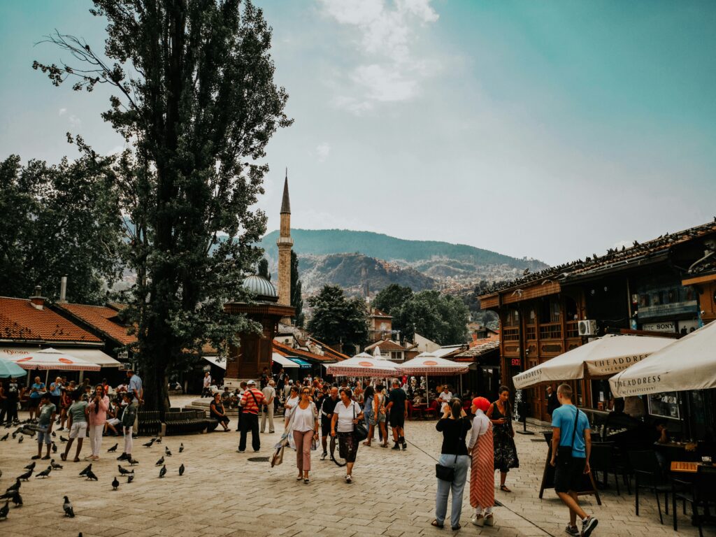 Ville en Bosnie-Herzégovine, photo prise au milieu d'un marché local avec des passants.