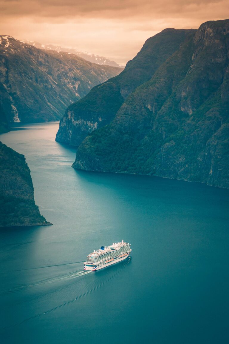 bateau naviguant entre les montagnes de stegastein en Norvège.
