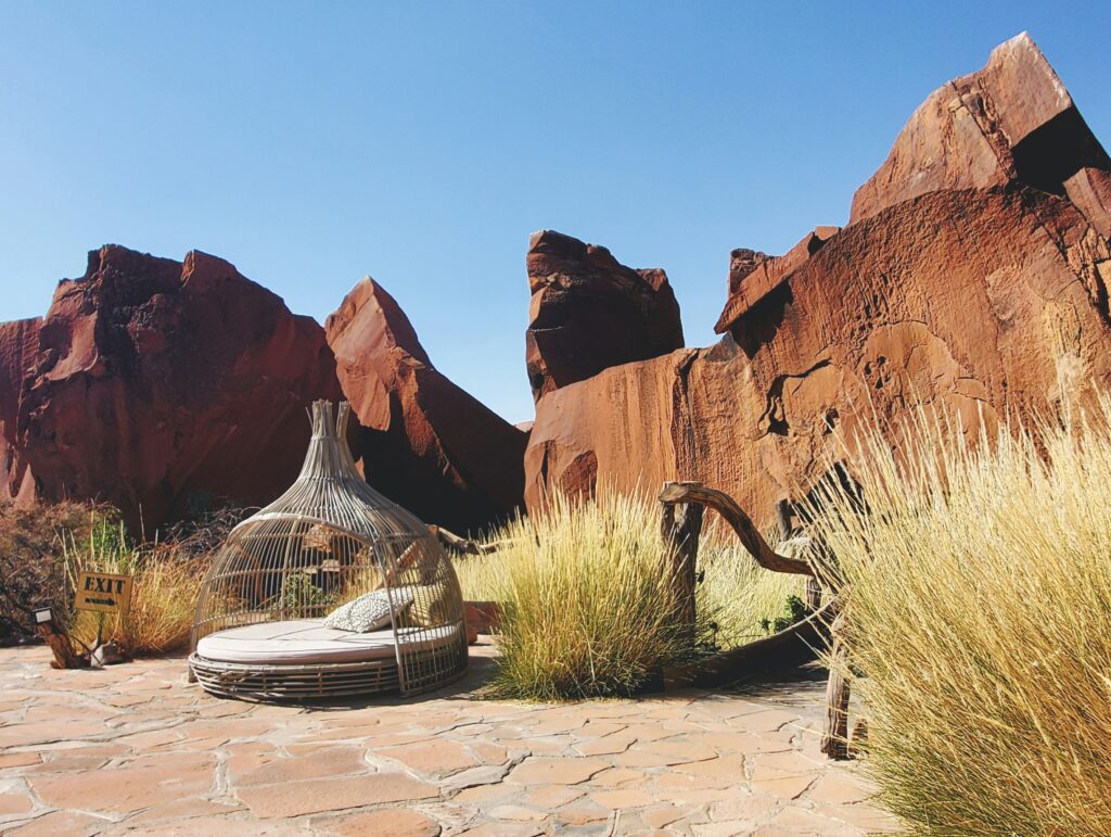 Lodge avec lit en extérieur en Namibie.