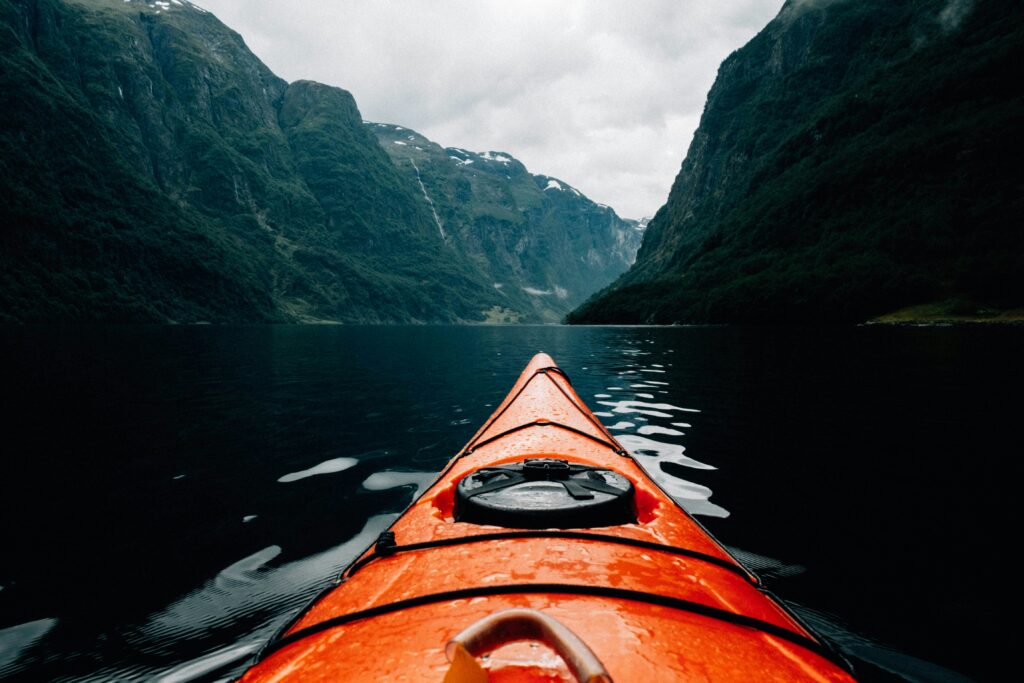 photo d'un kayak sur un lac en Norvège.