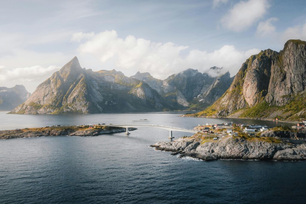 Vue panoramique de Skoyteneset en Norvège : montagne, lac et pont au centre reliant 2 collines.