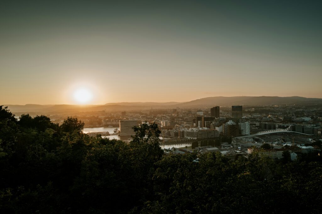 Panorama d'Oslo au coucher du soleil.
