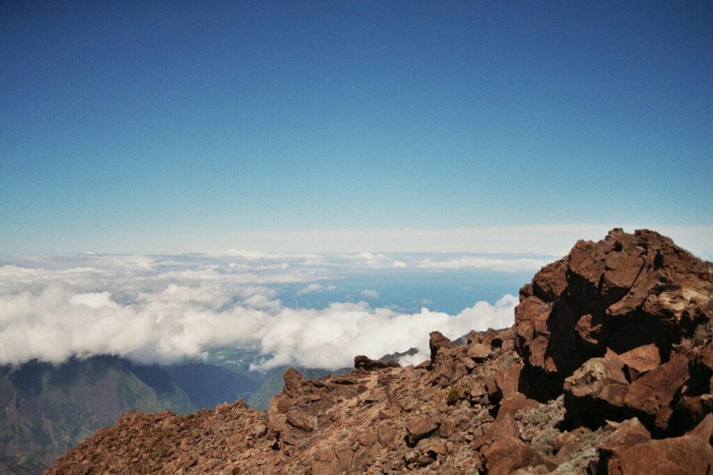 Vue en haut d'une montagne à La Réunion, au dessus des nuages.