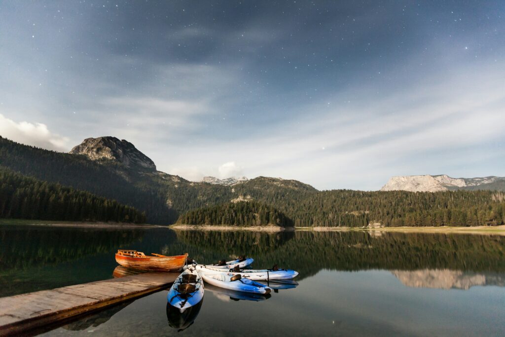 parc national durmitor monténégro avec vue sur le lac et ses radeaux.