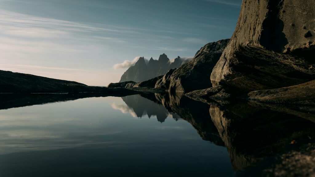 Ile de Senja : lac et montagnes.