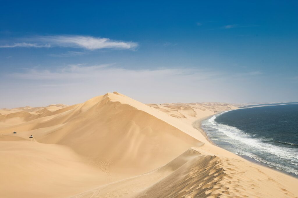 Dunes de sables avec la mer à droite.
