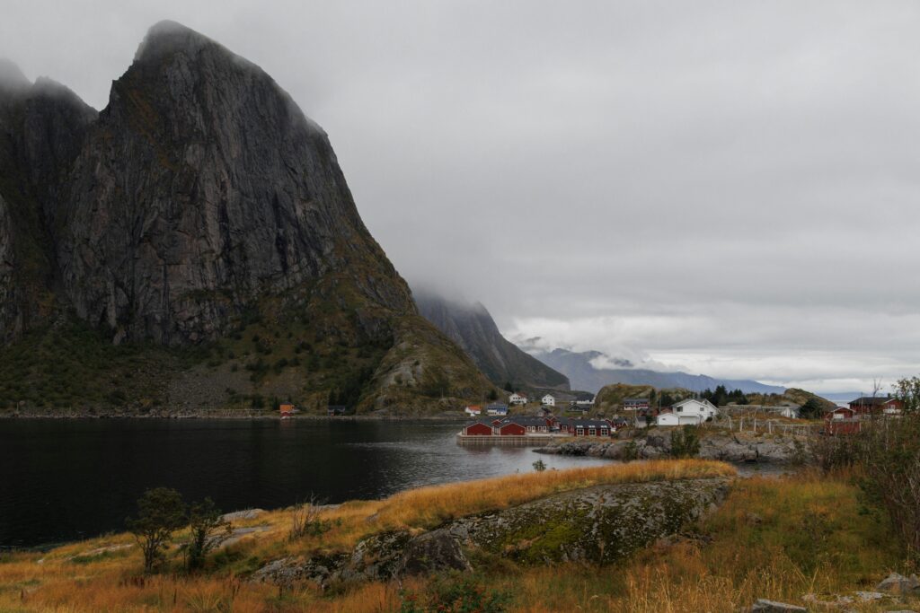 Reine, Norvège, lac, montagne et ville.