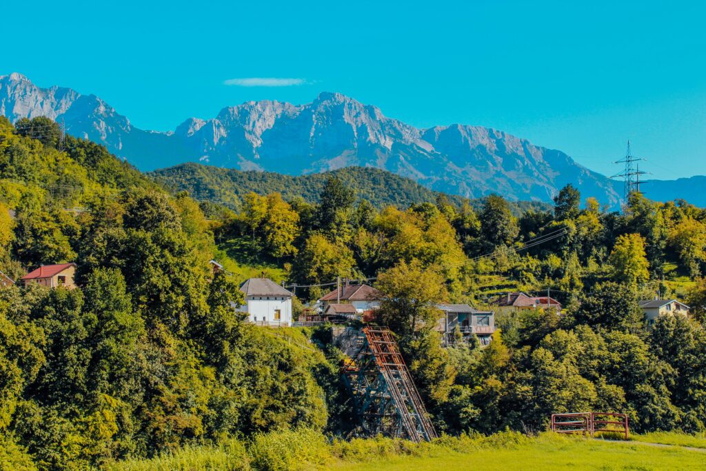 Vue de Jablanica avec des montagnes en fond. Ciel bleu.
