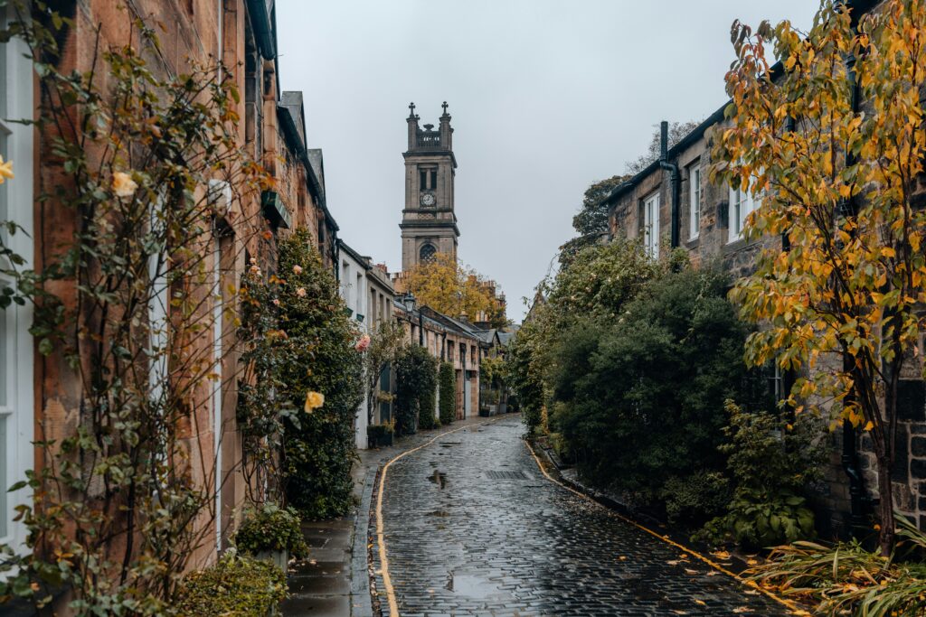 Ruelle à Edimbourg en Ecosse après une pluie.