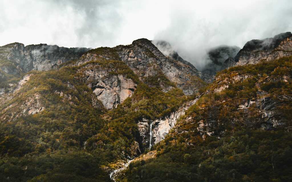 Sommets des montagnes en Norvège, entourés de nuages.