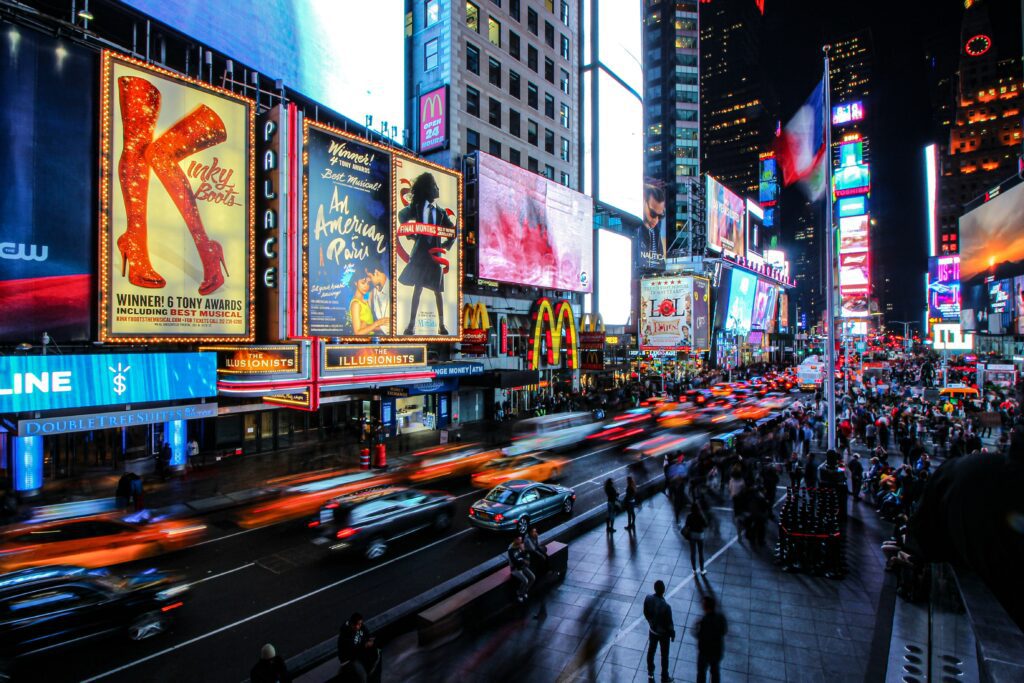 Vue de nuit en plongée de Time Square avec des publicité pour des comédies musicales : Matilda!, Kinky Boots...