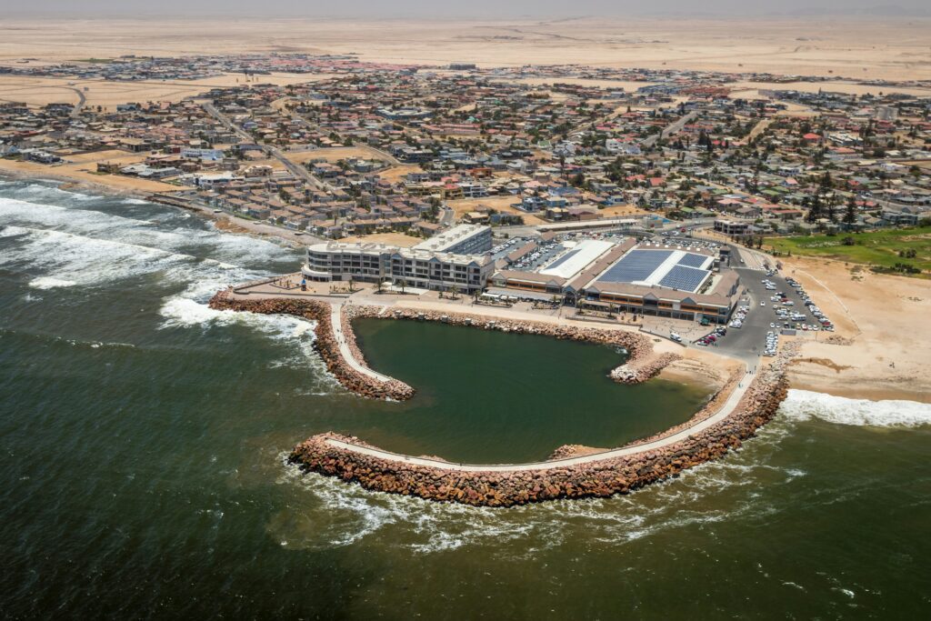 Vue aérienne de la ville de Swakopmund, ville longeant la mer avec plage.