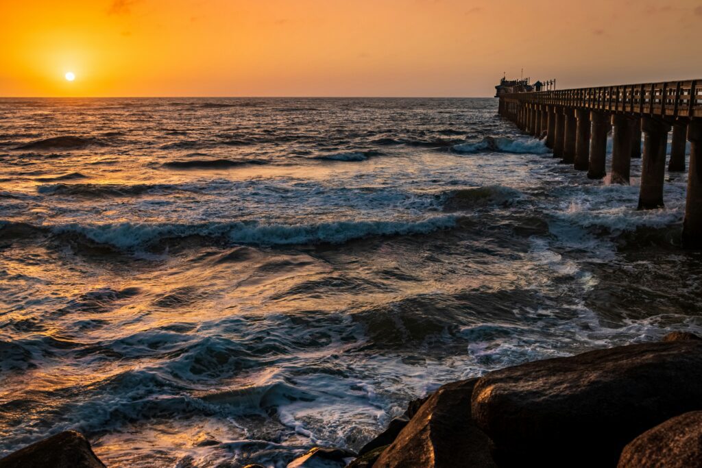 Ponton au dessus de la mer au coucher de soleil.
