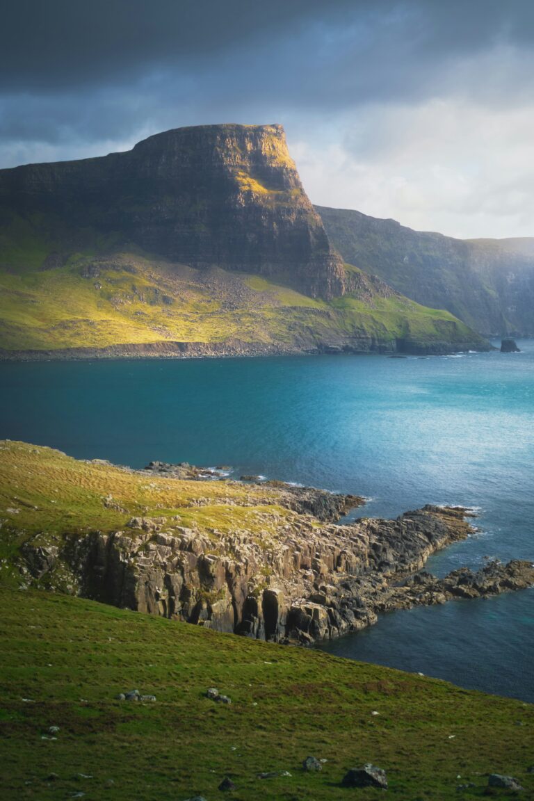 Montagne et lac de l'île de Skye.