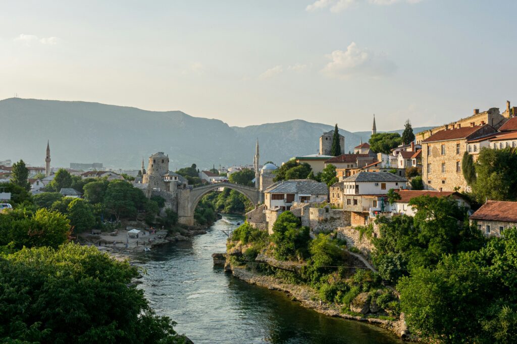 Pont au milieu du petite ville en Bosnie-Hérzégovine.