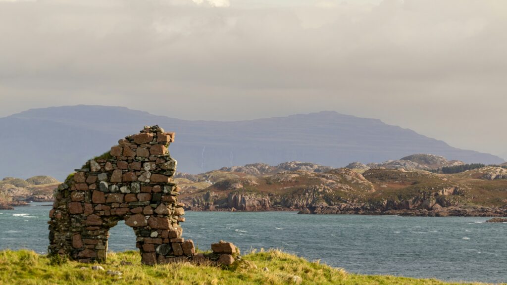 débris de muraille devant un lac
