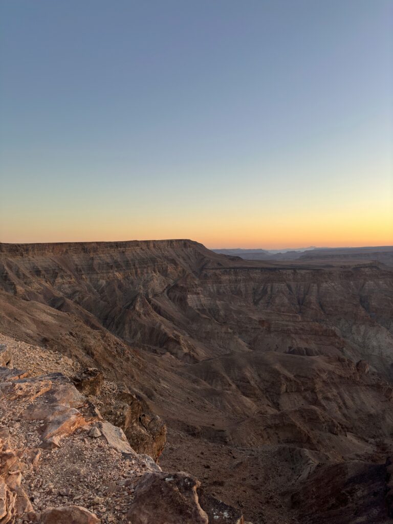Vue du Fish River Canyon à l'heure bleue, en Namibie.
