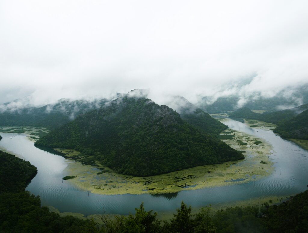 parc national de skadar monténégro, lac traversant des montagnes.