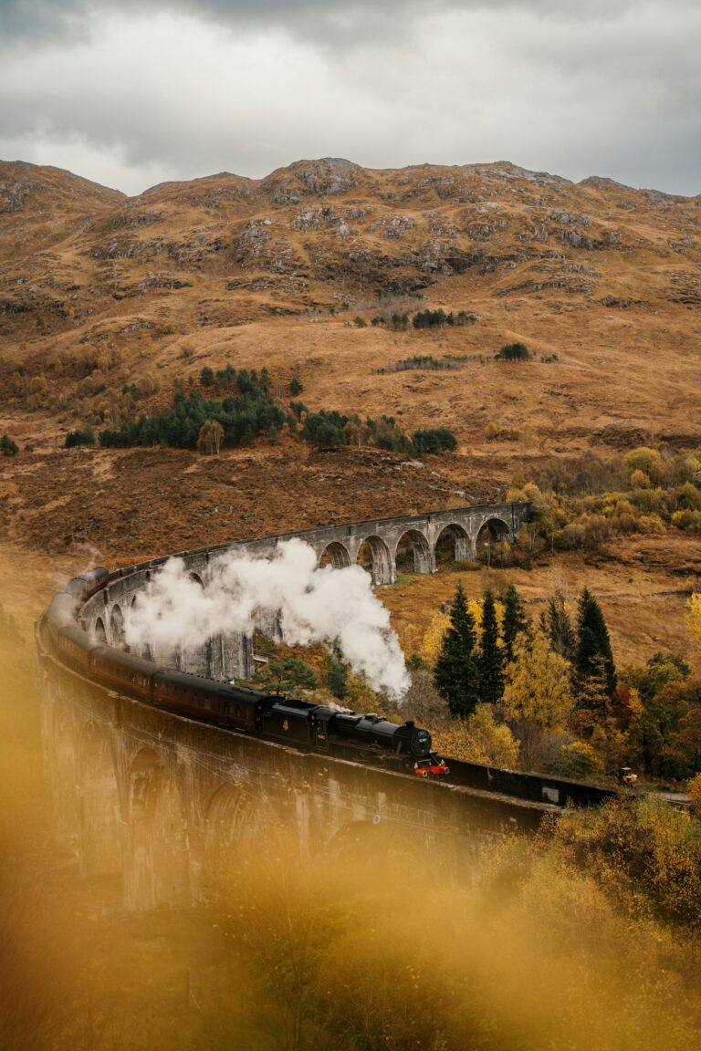 train passant sur un pont en ecosse