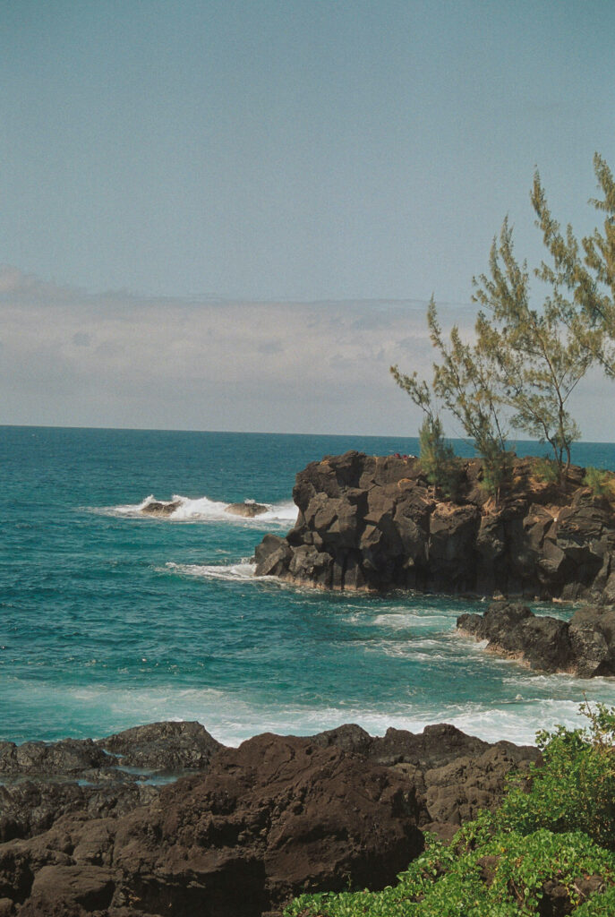 Bord de mer à La Réunion avec des rochets.