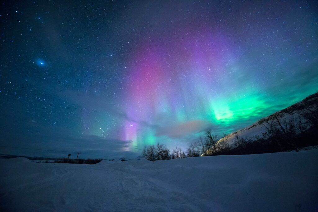 Aurore boréale en Norvège : violet, bleu et vert.