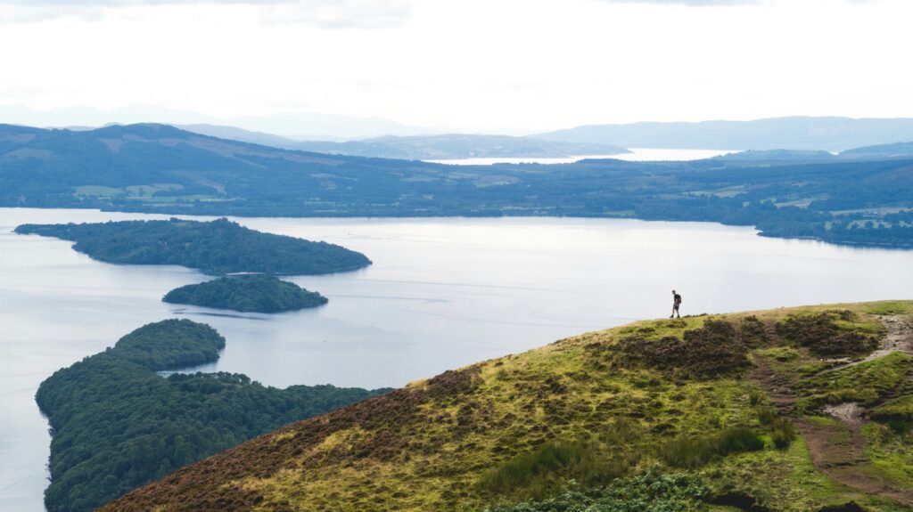 Vue du haut d'un lac avec une personne debout.