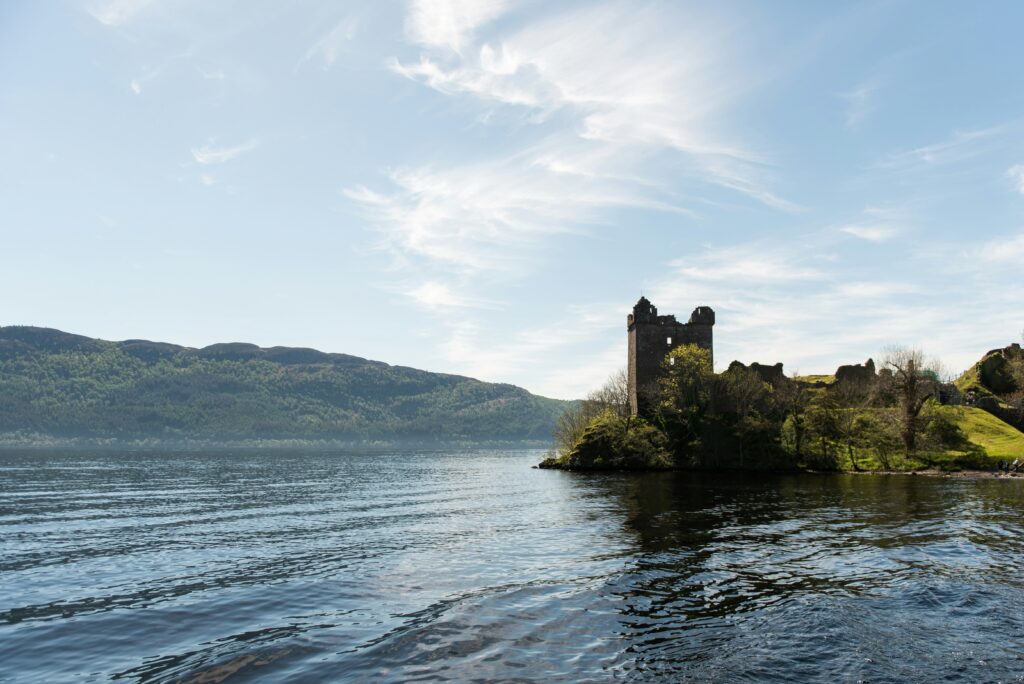 lac avec une ruine de chateau en fond