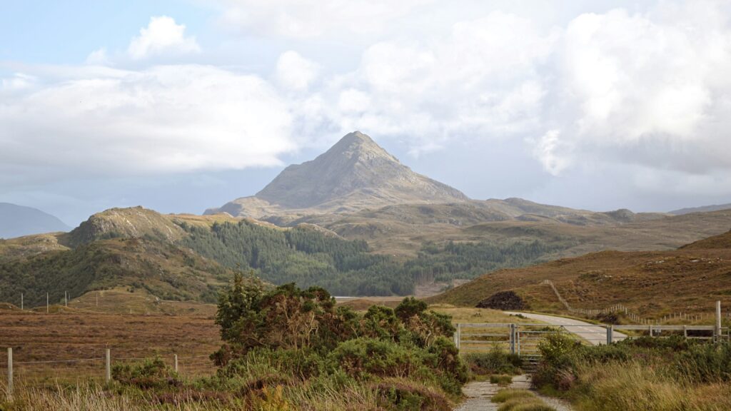 vue de loin de la montagne de lochinver en ecosse.