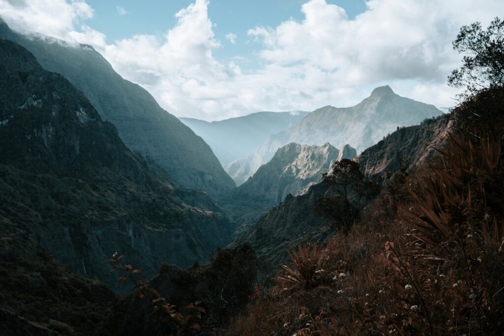 Vue de chaîne de montagnes à La Réunion.