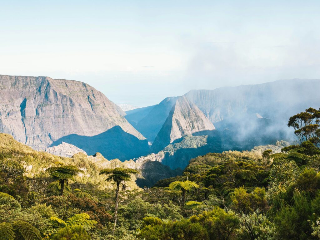 Chaîne de montagne et forêt à Mafate à La Réunion.