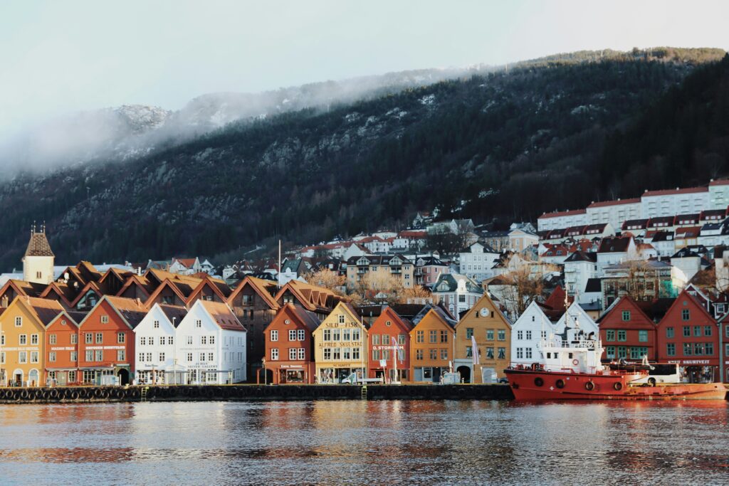 Maisons colorés longeant un lac à Bryggen en Norvège.