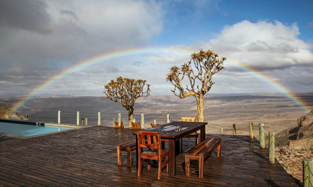 Terrasse avec sur le Fish River Canyon en Namibie avec un arc-en-ciel .