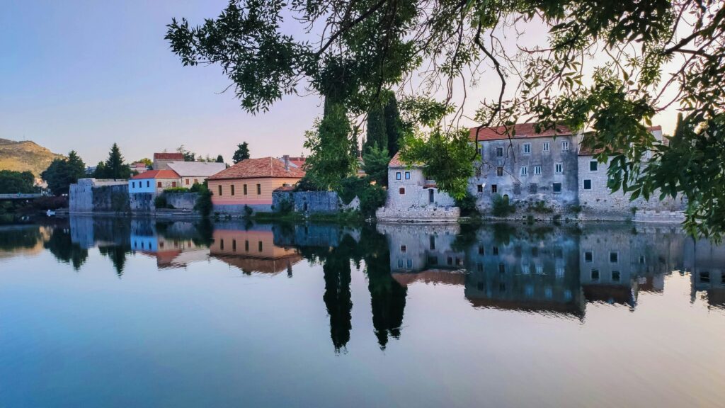 Vue sur la ville de Trebinje avec la mer devant.
