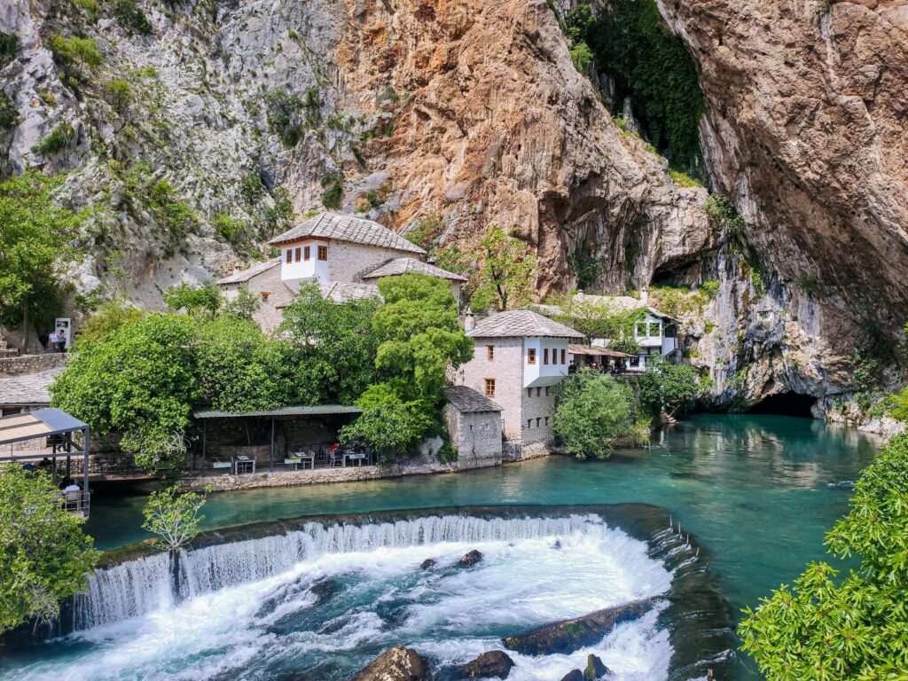 Petite chutes artificielle à Blagaj juste au pieds de montagnes.