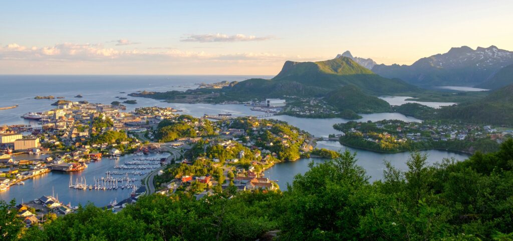 Vue panoramique de Svolvær en Norvège.