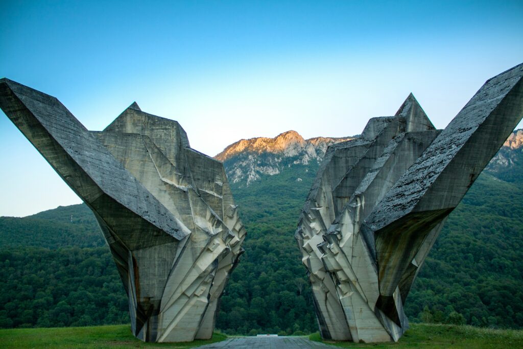 Vue du parc national de Sutjeska avec des statues aux centres ressemblant à des ailes de pierres.