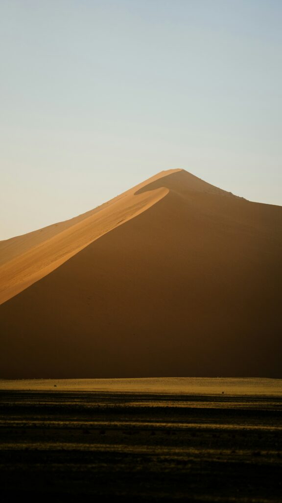 Photo en portrait d'une colline de sable en Namibie.