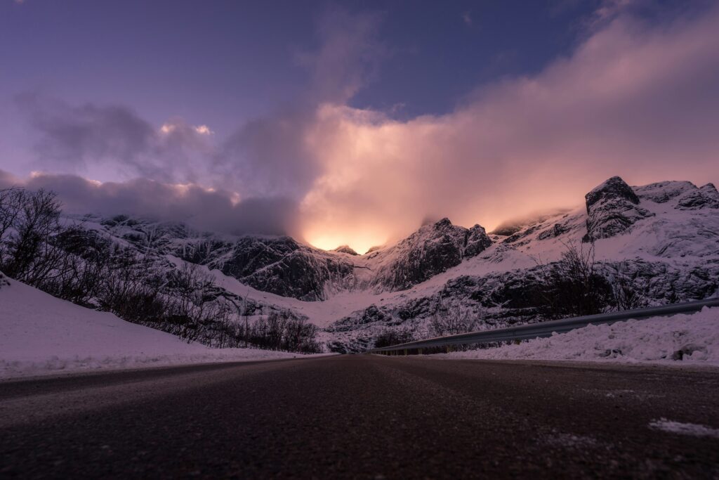Lofoten, Norvège : coucher de soleil violet en montagne.