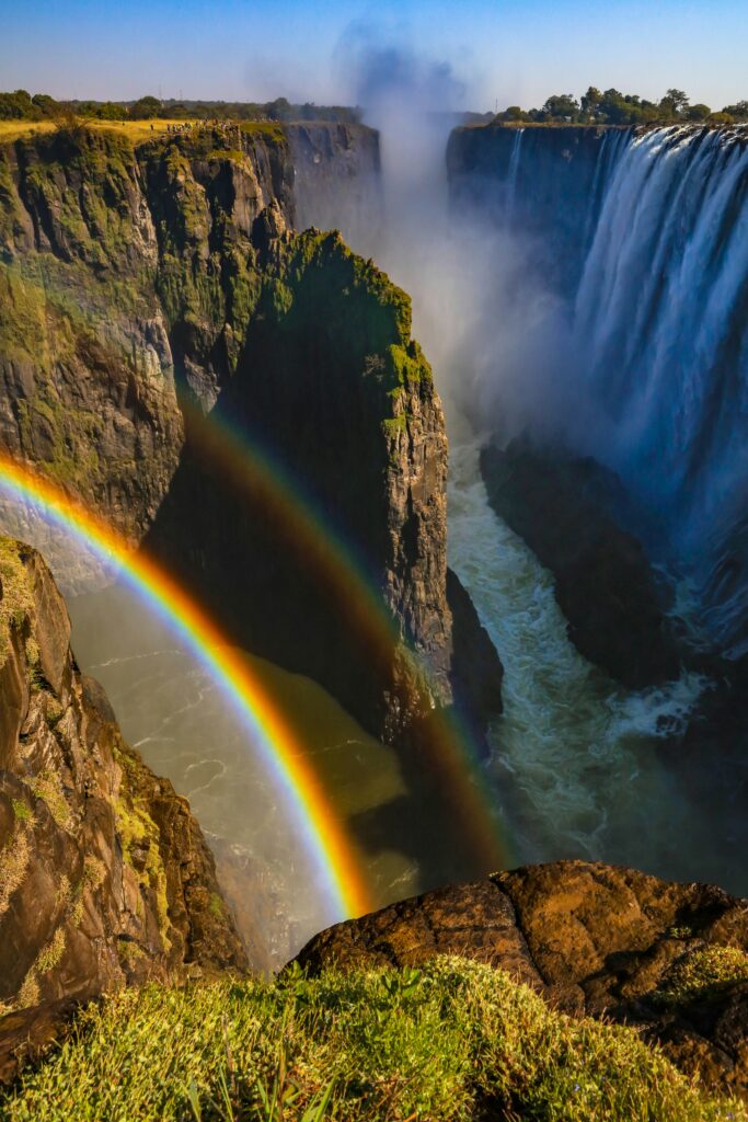 Les Victoria Falls avec un arc-en-ciel devant.