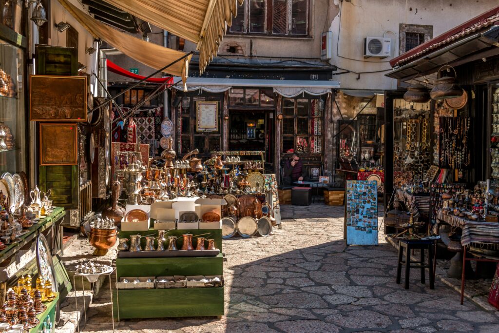 Ruelle de Sarajevo avec des marchants.