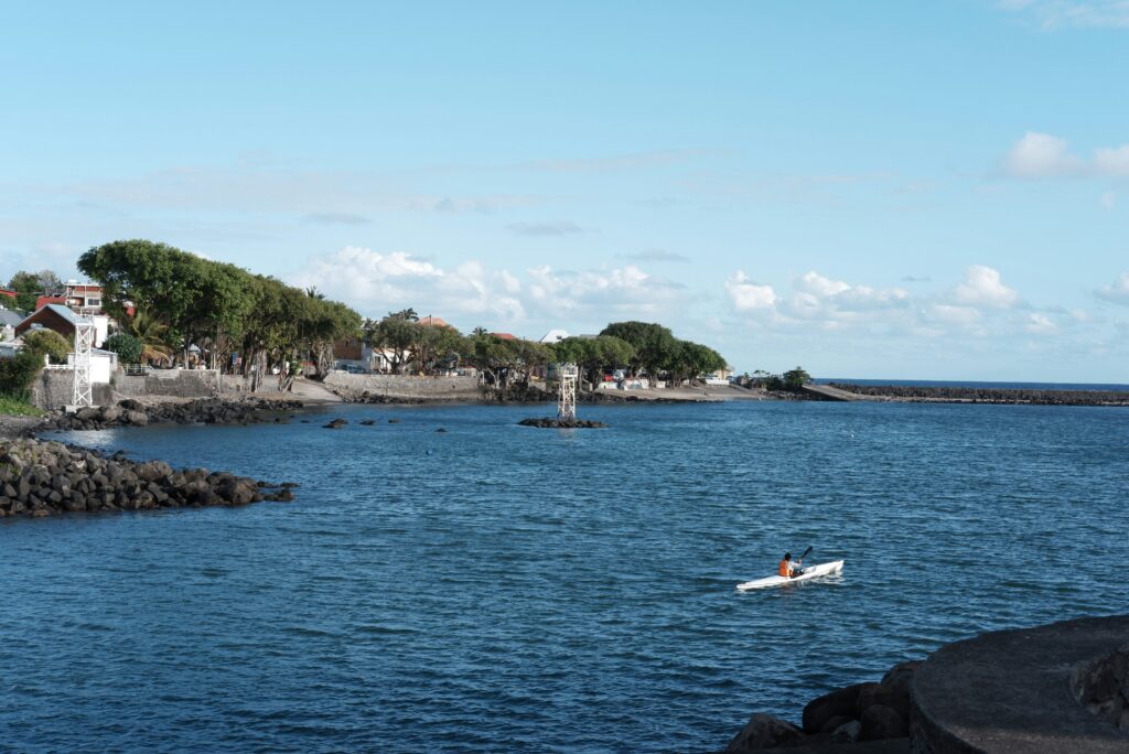 Bord de mer de la Réunion avec une personne faisant du kayak.