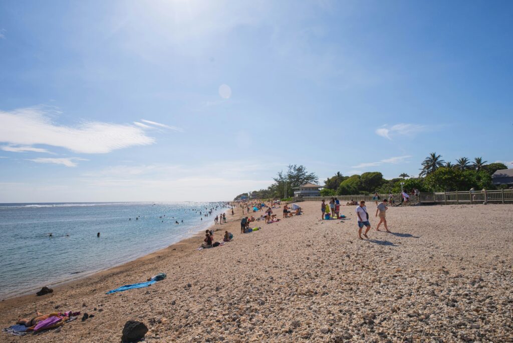 plage à saint pierre à la réunion avec des personnes se baignant et bronzant sur la plage.