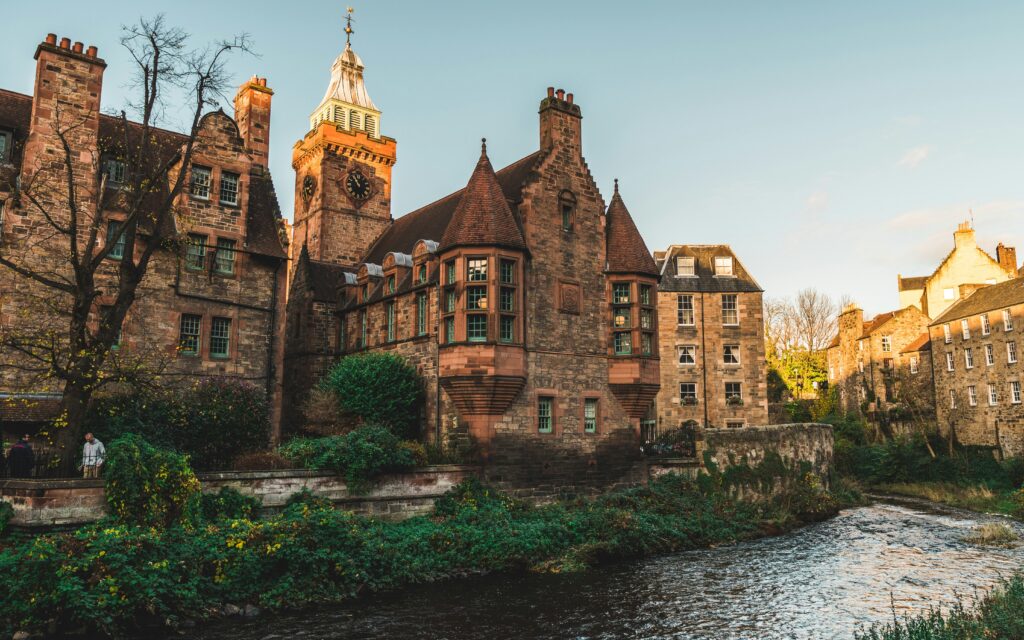 chateau en ecosse au bord d'un ruisseau